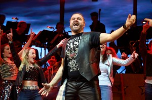 Ganz oder gar nicht: Wenn die größten Hits von Wolfgang Petry zurück auf der Bühne kommen, soll das Publikum so restlos begeistert sein wie bei den großen Konzerten des Künstlers. Nach der Premiere von Wahnsinn! in Duisburg ist dieser Anspruch erfüllt. „Ich habe Wolle gespürt“, so eine glückliche Besucherin. Andere berichten: „Beim Rausgehen hat das gesamte Publikum im Foyer weitergesungen“. Und so haben wir die Münchner Laufzeit schon vor Start der Shows um eine Woche zu verlängert. Wahnsinn! – Das Musical mit den Hits von Wolfgang Petry ist nun bis einschließlich 3. Juni am Deutschen Theater zu erleben. Vor über 15 Jahren hat Wolfgang Petry die großen Bühnen der Welt verlassen und sich aus der Öffentlichkeit zurückgezogen. Sein musikalisches Lebenswerk jedoch ist immer noch allgegenwärtig. Seine schnellen Rhythmen und eindringlichen Liedtexte sind Stimmungsmacher auf jeder Party. Mit weit über 20 Millionen verkauften Alben ist und bleibt er einer der erfolgreichsten deutschen Interpreten und Songwriter überhaupt. Die Sehnsucht seiner Fans nach Live-Erlebnissen mit seinen Hits ist riesengroß. Im September 2016 feierte „Wolle“ seinen 65. Geburtstag, was die Macher von WAHNSINN! zum Anlass nehmen, ihm ein besonderes Geschenk zu machen: Wolfgang Petrys Songs finden den Weg zurück auf die große Showtribühne. Das brandneue Musical präsentiert die größten Erfolge des Schlager-Giganten auf der Theaterbühne. Nach seiner Uraufführung in Duisburg und einem Gastspiel in Berlin feiert es Mitte Mai 2018 seine bayerische Premiere am Deutschen Theater. „WAHNSINN!“ ist das erste Party-Schlager-Musical der Welt. Ein Stück zum Spaßhaben und eine Geschichte mit großen Gefühlen, über Freundschaft und Familie und die Höhen und Tiefen, die das Jungfühlen, das Erwachsensein, das Leben - so wie es ist - mit sich bringt: Eine emotionale, humorvolle und turbulente Story, eingebettet in über 25 Hits von Wolfgang Petry, wie „Verlieben, verloren, vergessen, verzeih'n“, „Der Himmel brennt“, „Weiß der Geier“, „Du bist ein Wunder“, „Ganz oder gar nicht“, „Bronze, Silber und Gold“, „Sieben Tage, sieben Nächte“, „Gianna”, „Nur ein kleines Stück Papier“ und natürlich den Titelsong „Wahnsinn“. Die Geschichte voller Herz und Rhythmus, die mitten im Ruhrgebiet spielt, stammt aus der Feder des renommierten Autoren-Duos Martin Lingnau und Heiko Wohlgemuth. Das Erfolgsteam hat schon mit „Heiße Ecke“, „Der Schuh des Manitu“ und „Das Wunder von Bern“ seine außergewöhnlichen Qualitäten bei der Entwicklung von großartigen Musicals bewiesen. Mit über 5 Mio. Zuschauern in bisher zehn Musicals sind die beiden derzeit die erfolgreichsten Musical-Autoren ihrer Generation. Gil Mehmert (u.a. „Das Wunder von Bern“) führt die Regie und Sebastian de Domenico übernimmt die musikalische Leitung. Wolfgang Petry begleitet kontinuierlich die Entwicklung des Stückes und ist neben seinen Millionen Fans, wohl am meisten gespannt, wie sich seine Partyhits auf der Musical-Bühne bewähren. Bei einem ersten Workshop zur Show zeigte sich der Star sichtlich berührt: „Ich wusste ja nicht, was mich erwartet, aber ich finde es großartig, was hier aus meiner Musik gemacht wird. Ich habe gelacht, sogar geweint und bin begeistert.“ Über zwei Stunden Spaß, Stimmung und grandiose Unterhaltung sind garantiert. Die größten Petry-Hits live, Herzklopfen und eine Party voller Power auf der Theaterbühne: das ist Wahnsinn! 